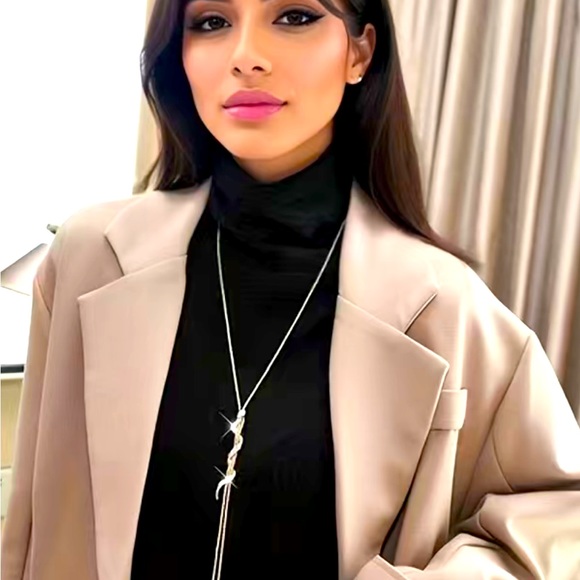 Gold Chain With Wrap around Gold Rhinestones snake 🐍 - Picture 6 of 6